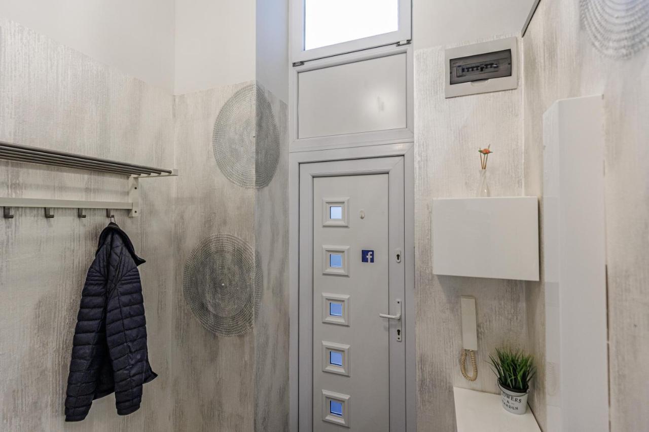 Sleek Minimalist Studio At Inner City Budapeşte Dış mekan fotoğraf