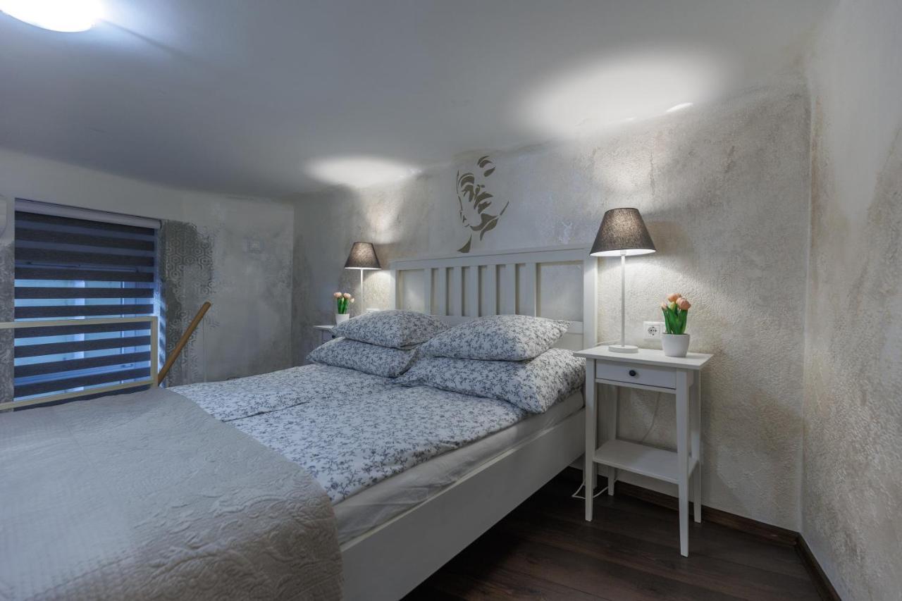 Sleek Minimalist Studio At Inner City Budapeşte Dış mekan fotoğraf